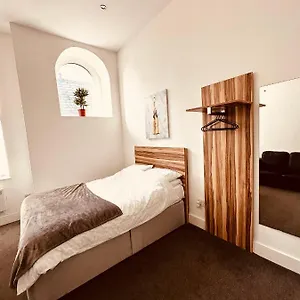  Apartment Luxury Studio: City Centre Retreat