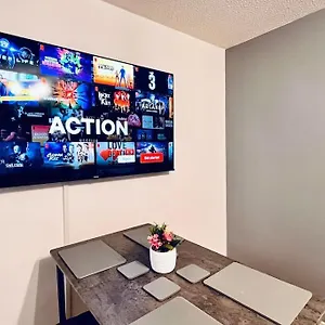  Holiday home Urban Bliss Stylish Townhouse With Free Parking For A Convenient City